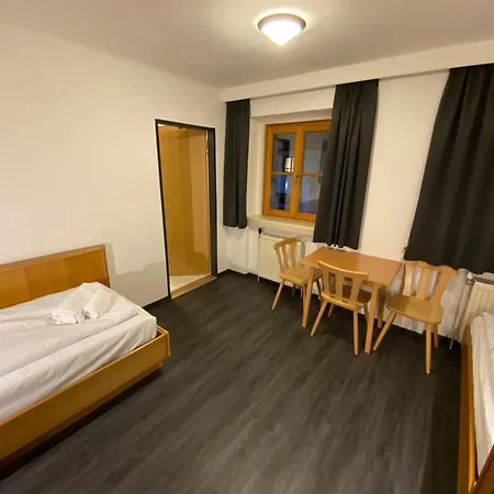 Nocleg ze śniadaniem Twenty Seven 3*